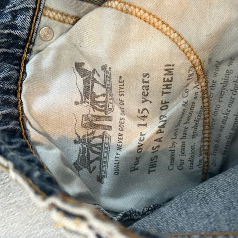 Levi's 541 Athletic Taper jeans designed for athletic builds‎ cotton denim 31x32